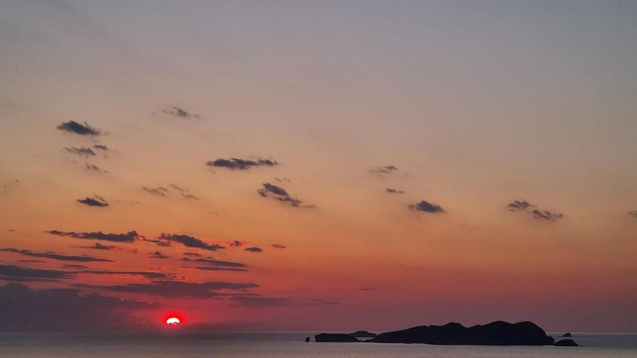 Ferienhaus Sunset Sea View & Garden Cala Tarida 6p Max
